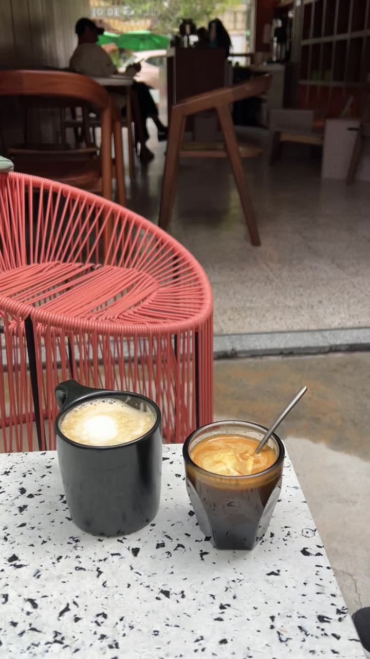 Video review of Almanegra Café