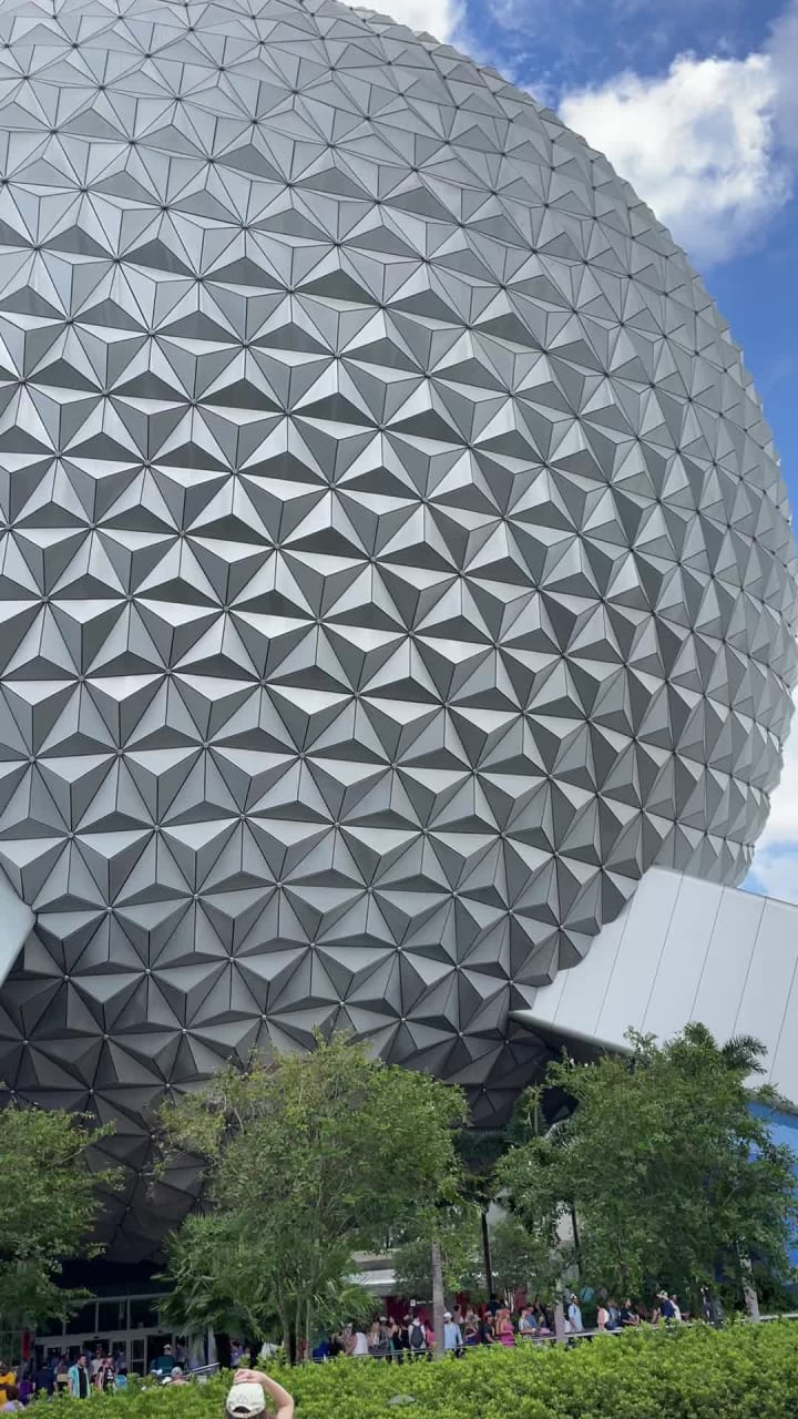 Video review of Spaceship Earth