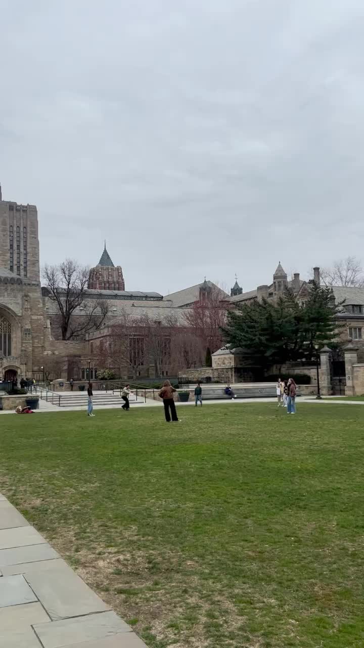 Video review of Frank Pepe Pizzeria Napoletana