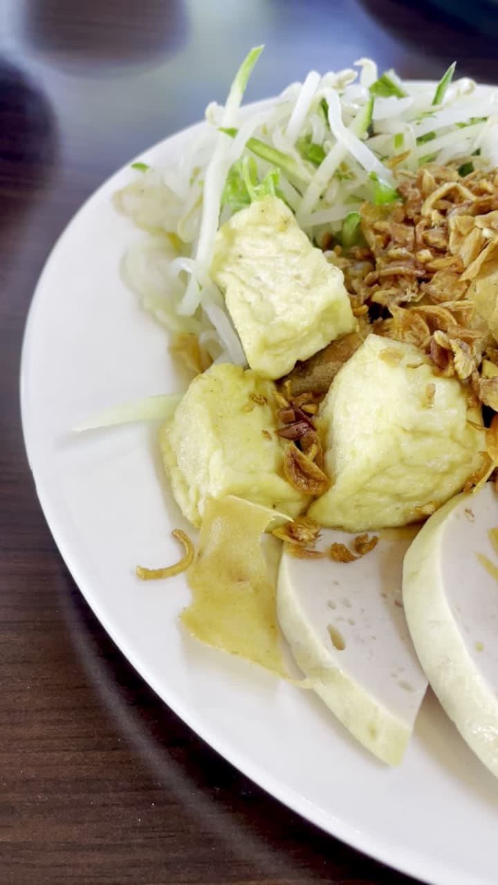 Video review of Banh Cuon Luu Luyen