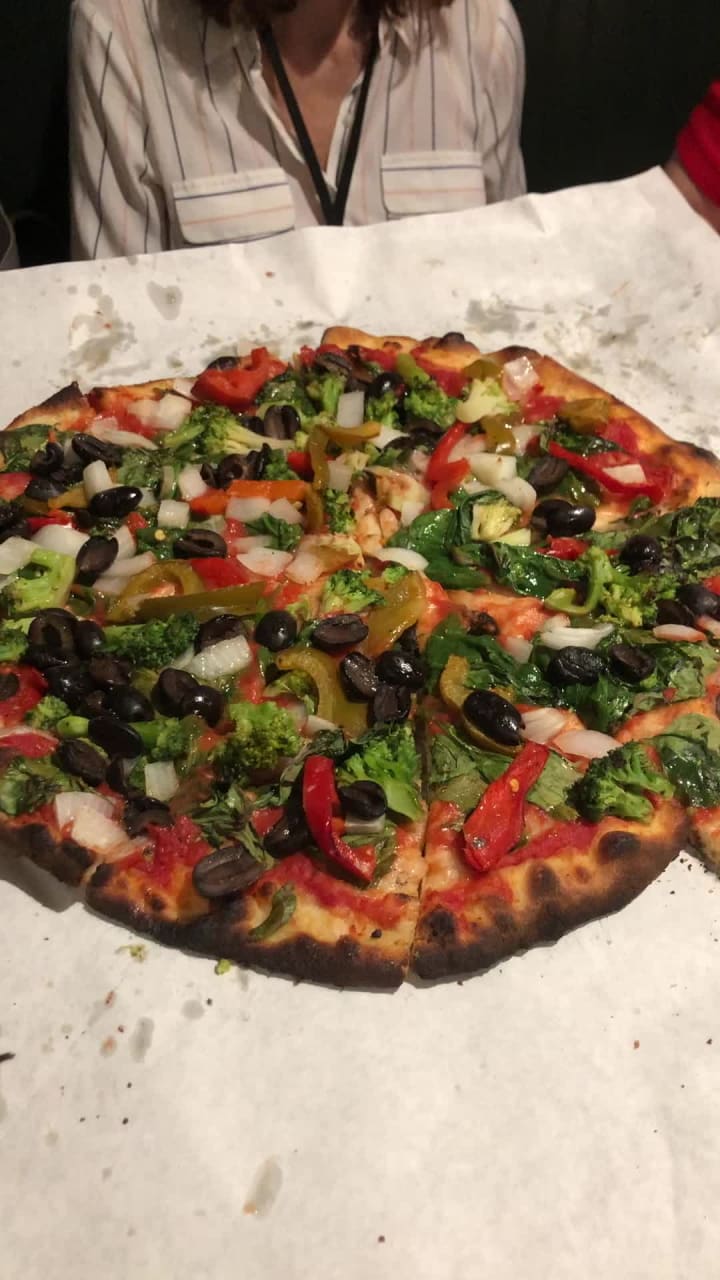 Video review of Frank Pepe Pizzeria Napoletana