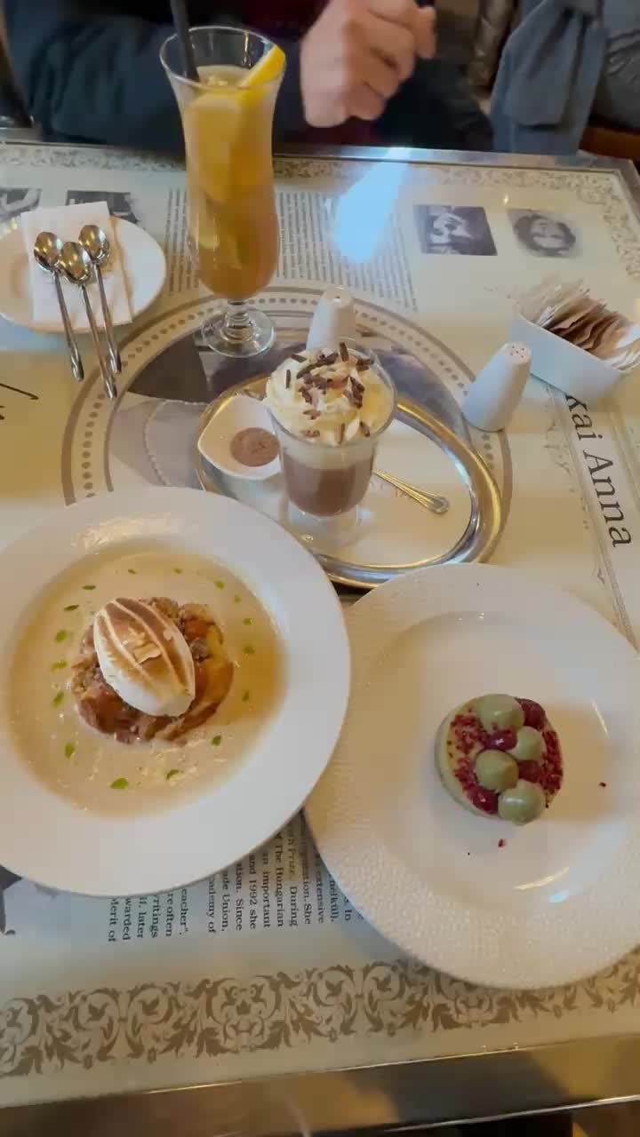 Video review of New York Café