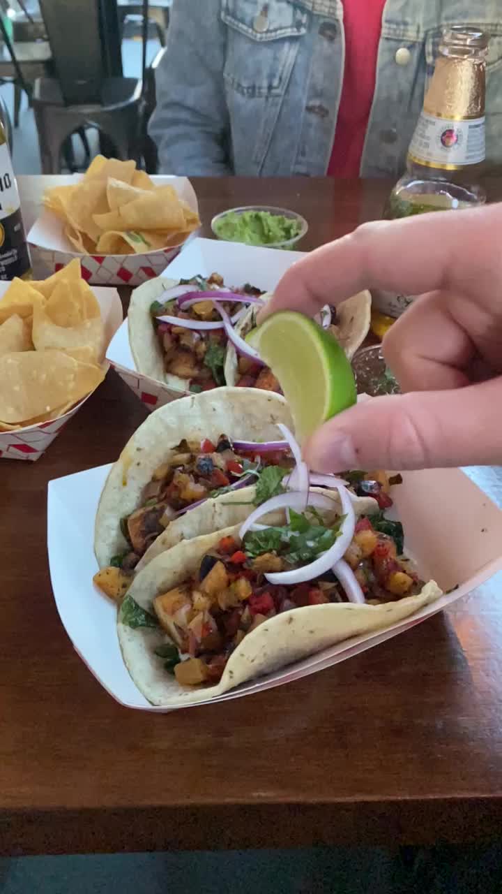 Video review of Chisme