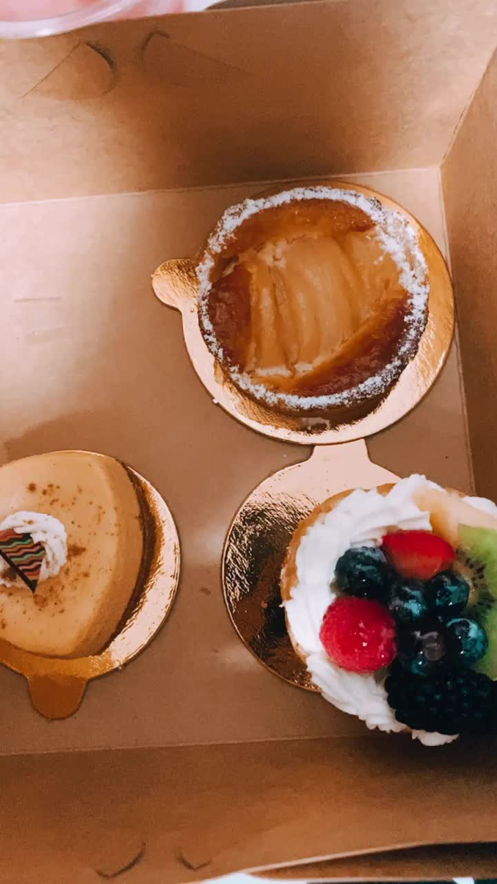 Video review of Tout de Sweet