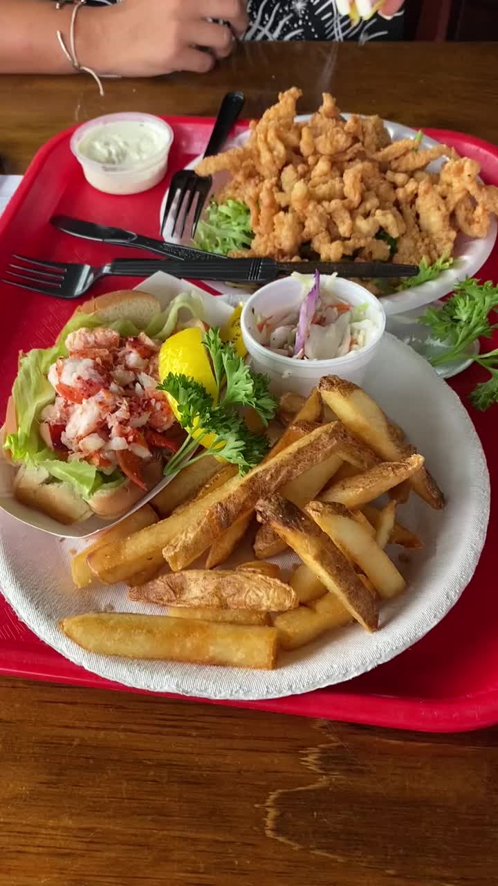 Video review of Flo's Clam Shack