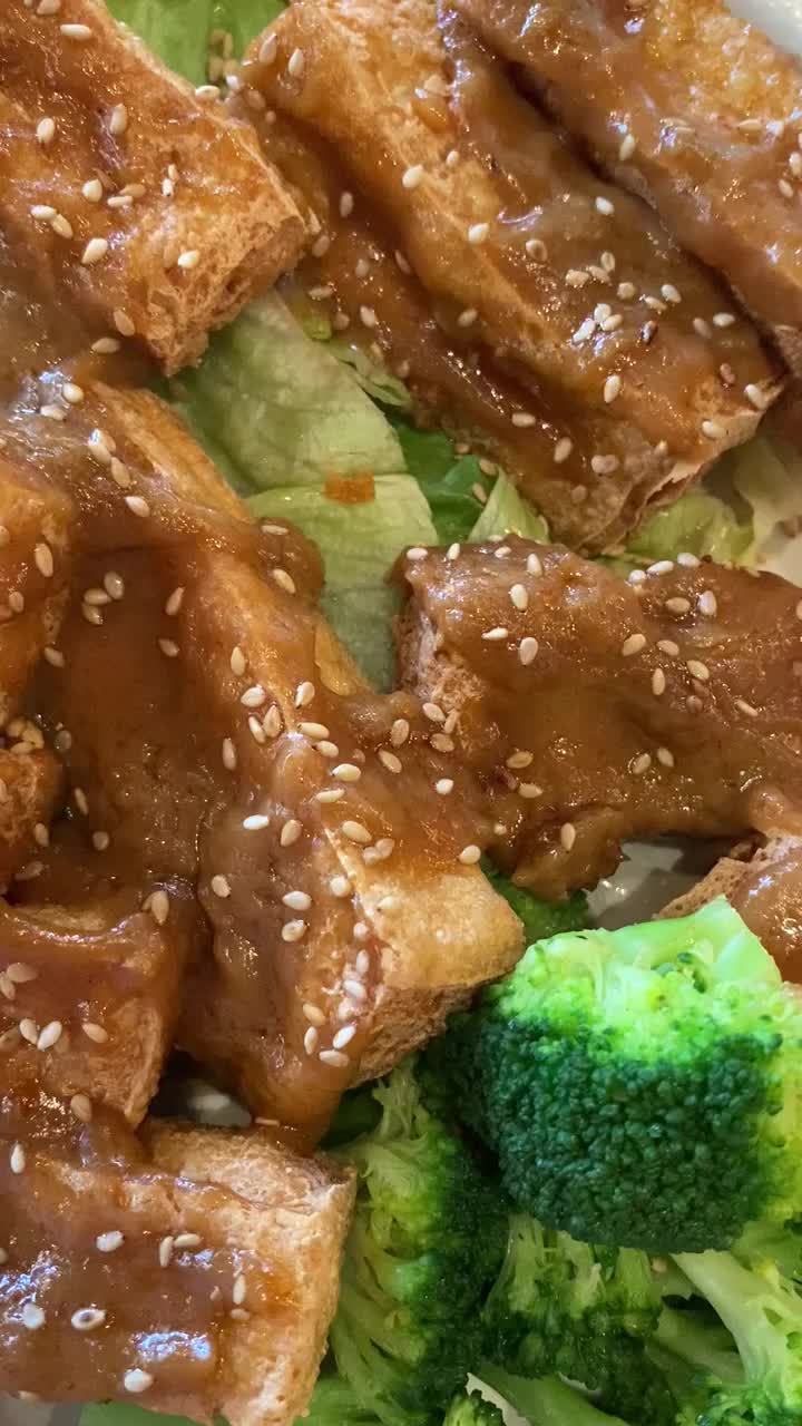 Video review of Thai Me Up