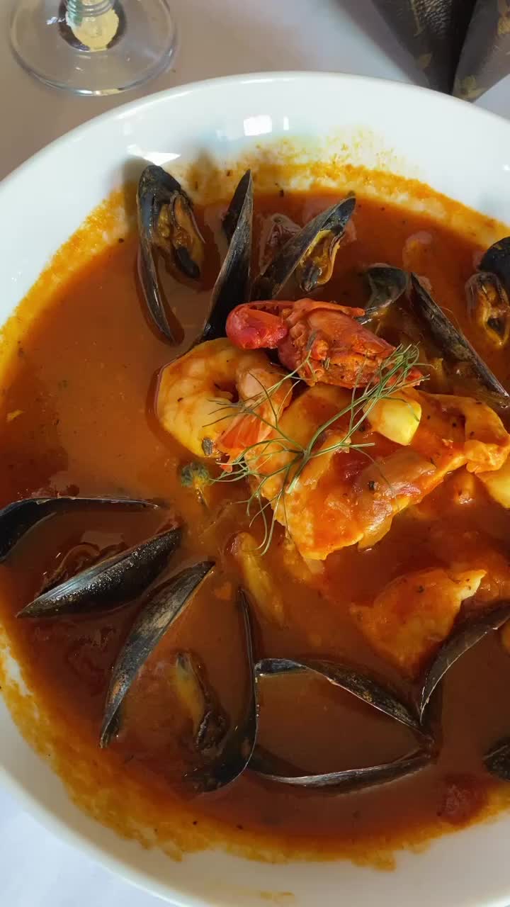 Video review of Le Chat Noir