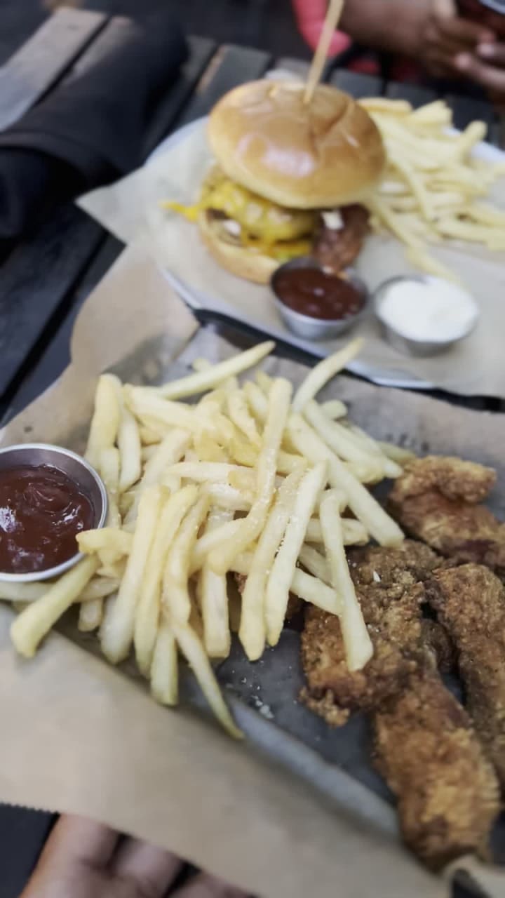 Henry's Midtown Tavern