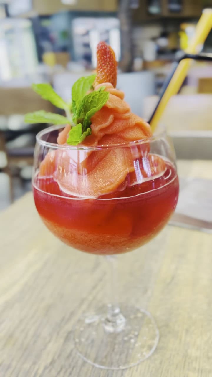 Parrots Restaurant & Café