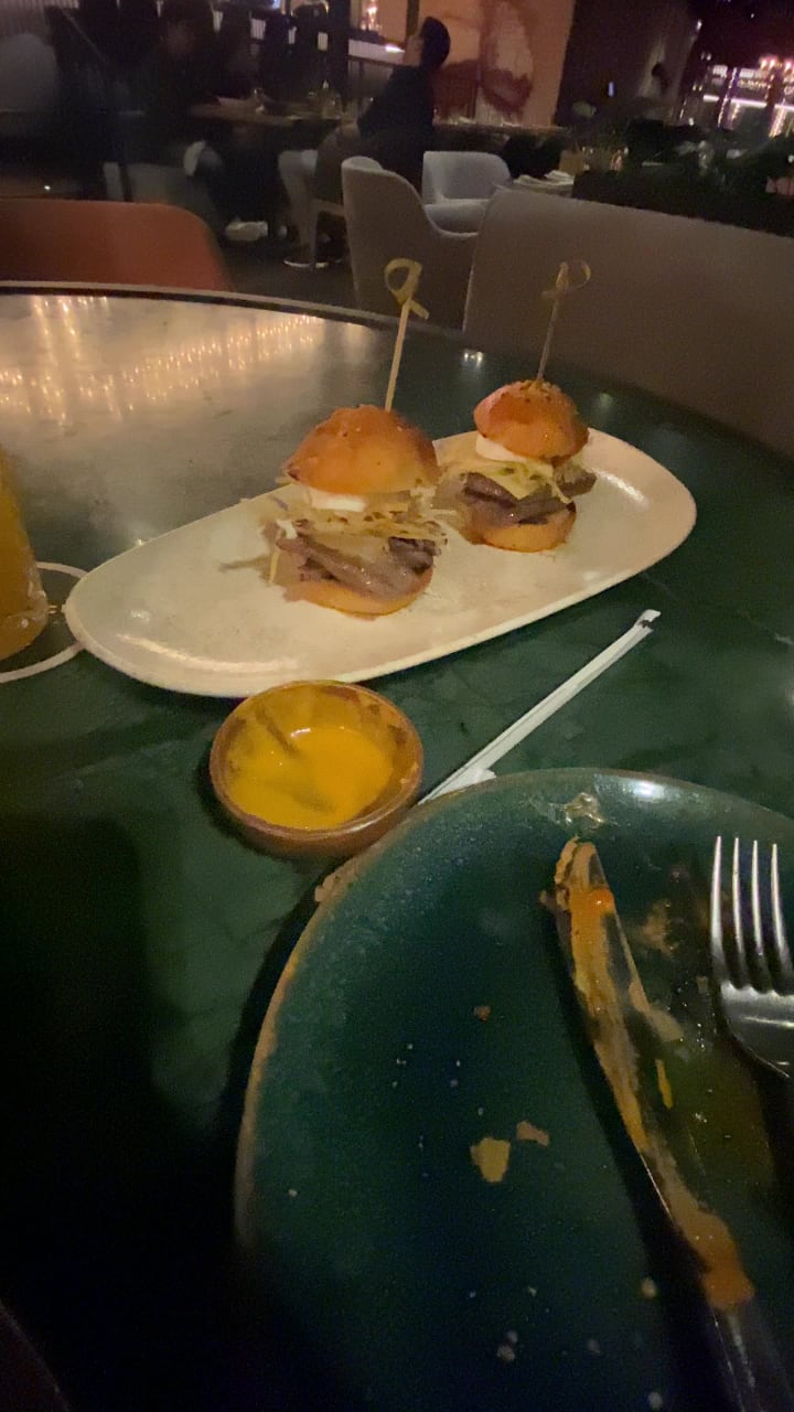 Cinco y quince Tapas Y Ginebra