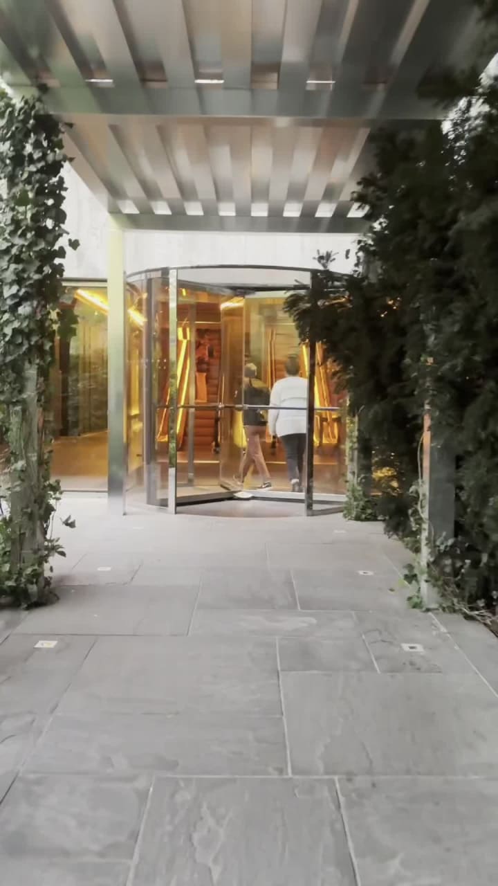 Video review of Public Lounge