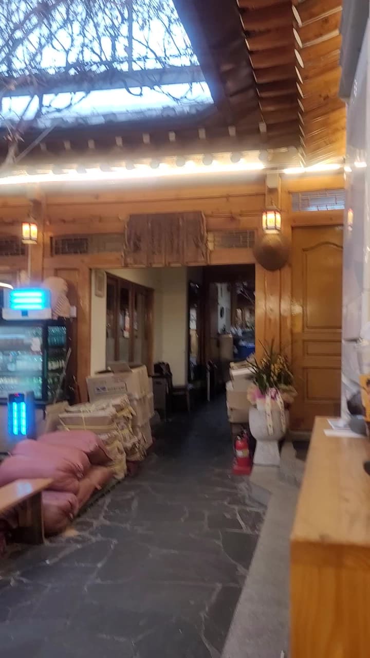 Video review of Tosokchon Ginseng Chicken Soup (토속촌삼계탕)