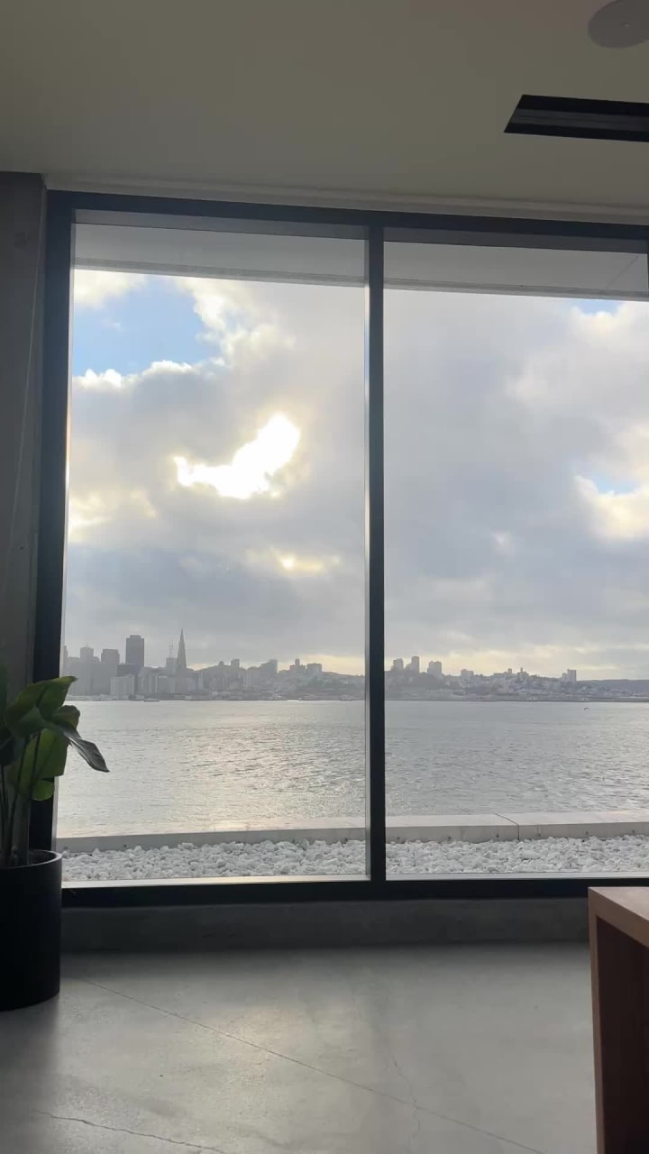 Video review of Pier 23 Cafe