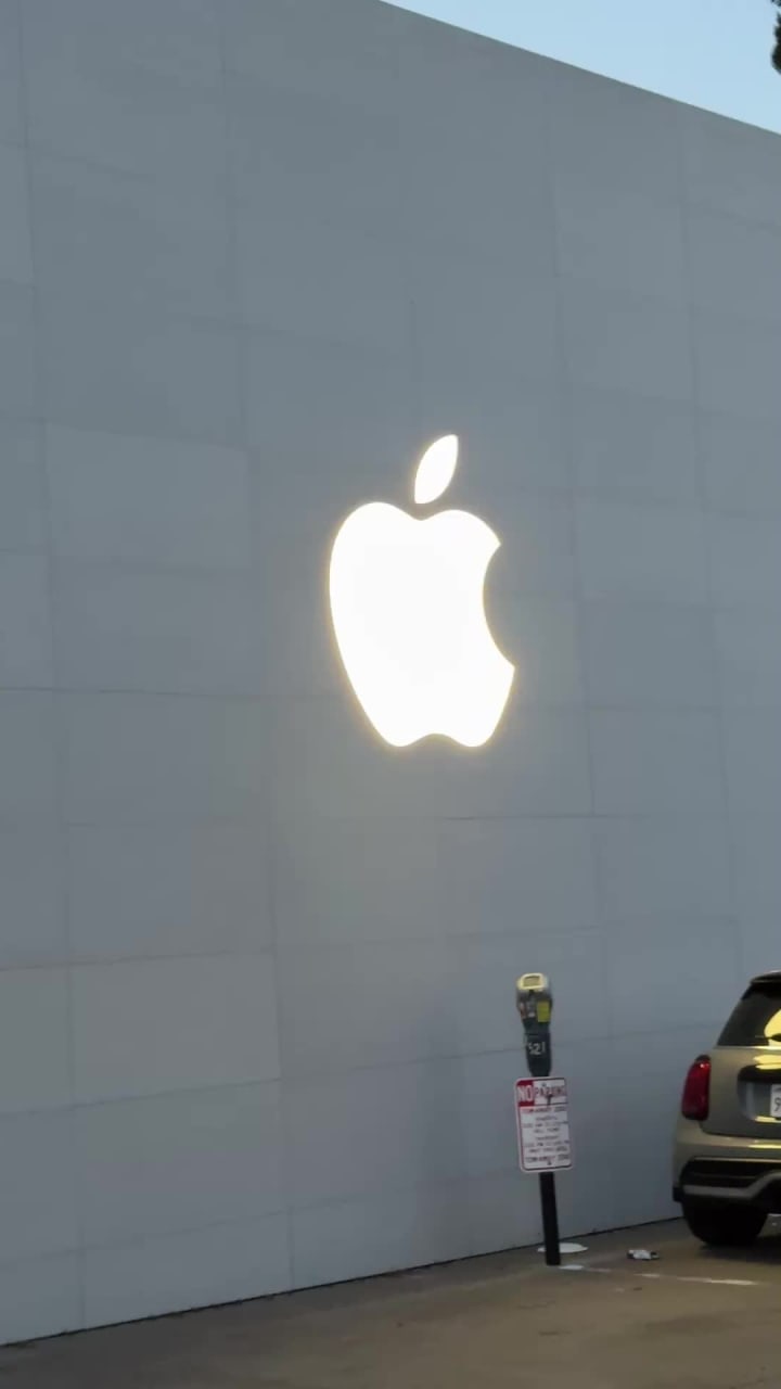 Video review of Apple Burlingame