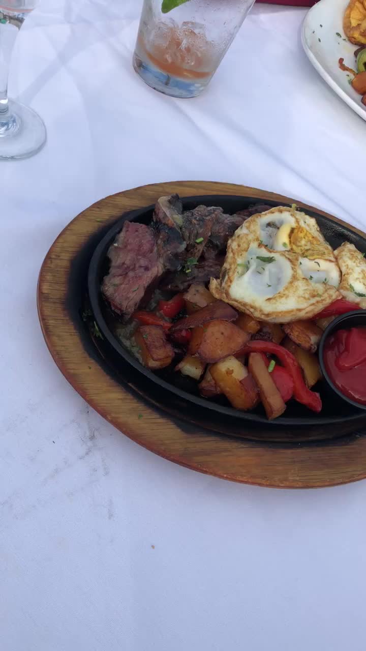 Dos Mexicuban Cantina