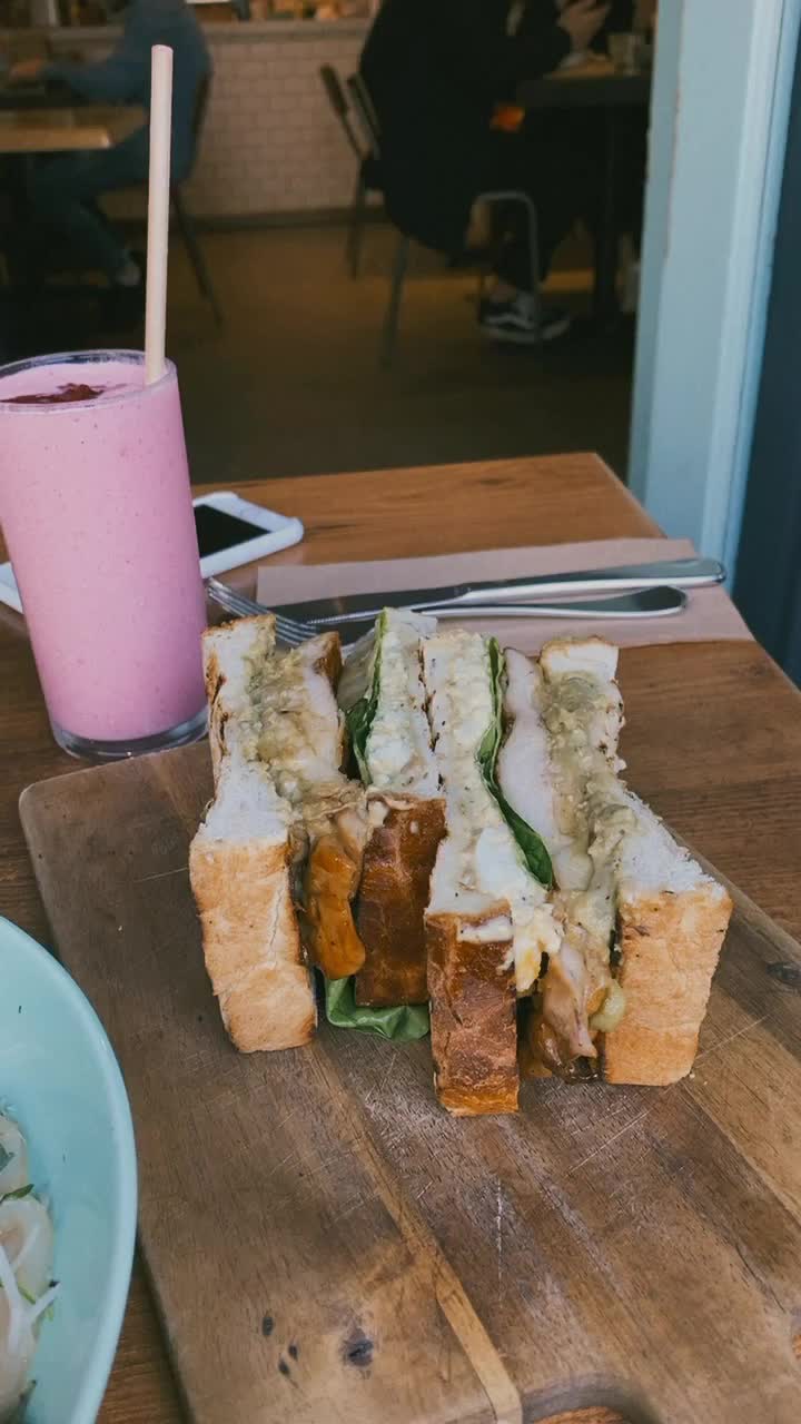 Video review of Cafe Oratnek