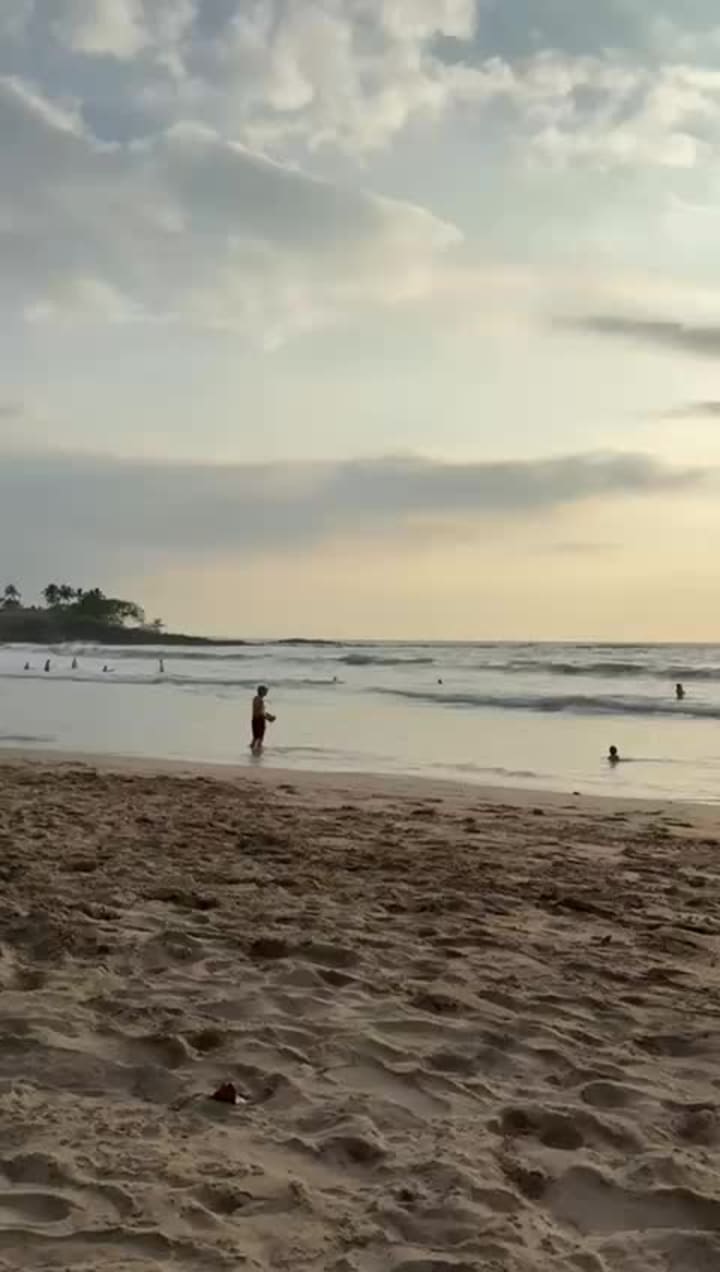 Video review of Queens' Marketplace