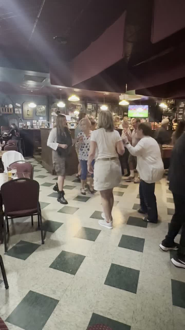 Mullaney's Harp & Fiddle Irish Pub