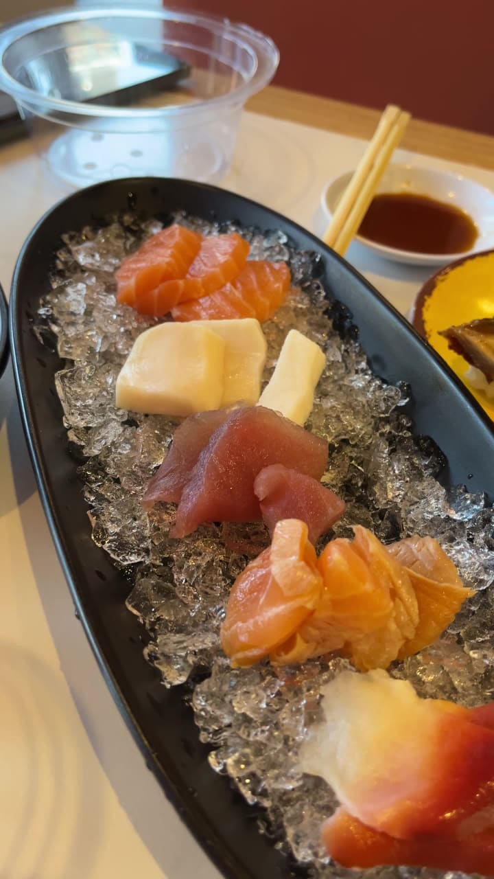 Salute Revolving Sushi