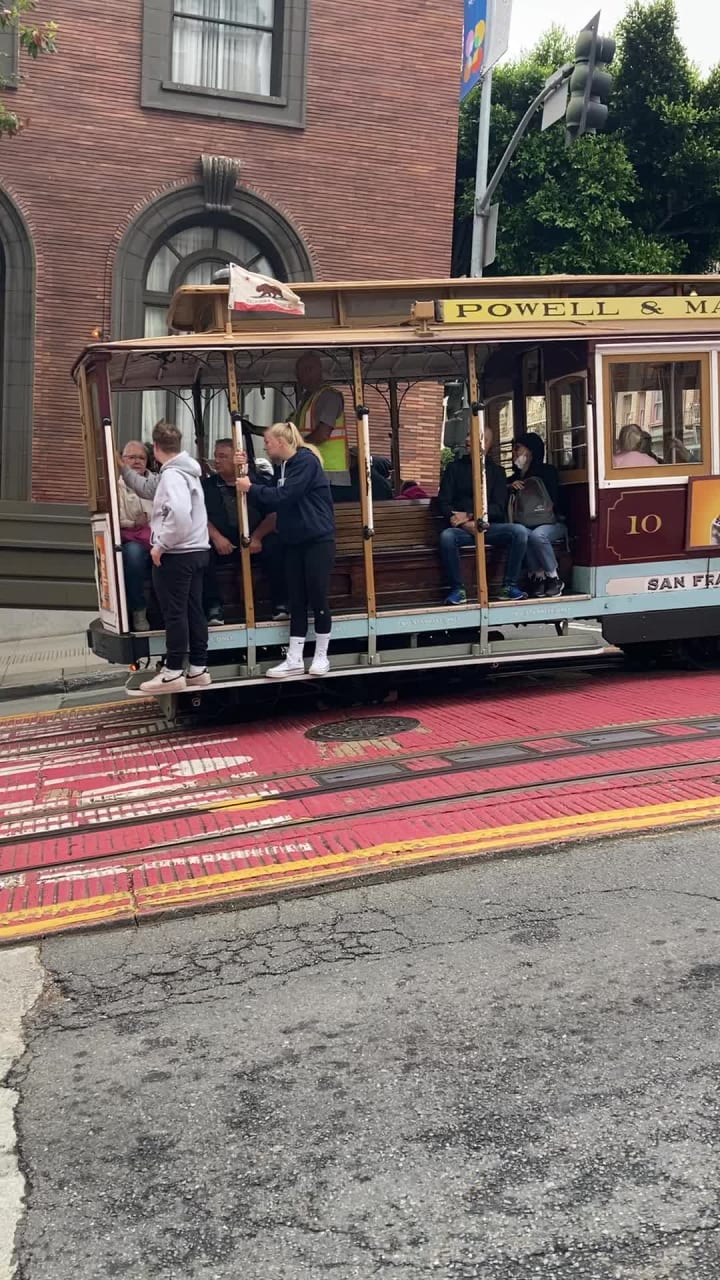 Cable Car Stop - Hyde & Lombard