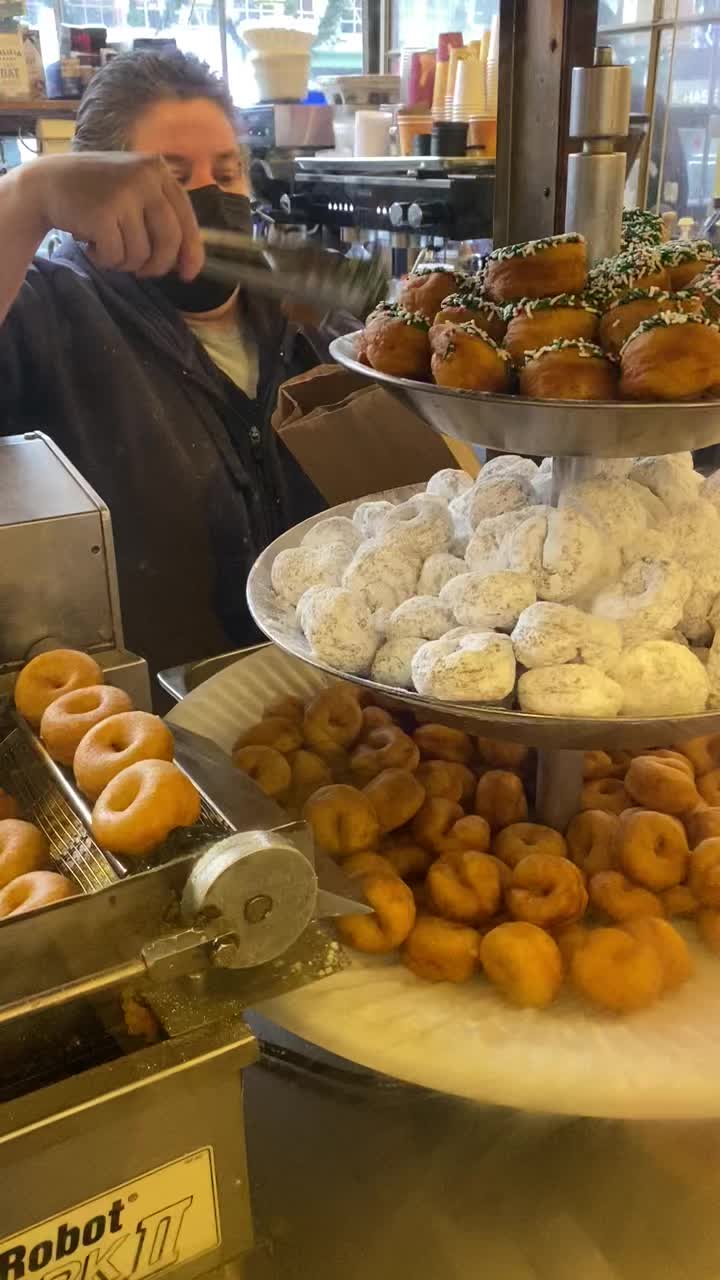 Daily Dozen Doughnut Co.