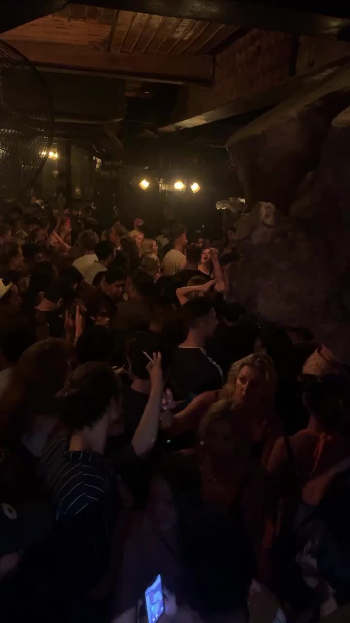 Video review of La Favela