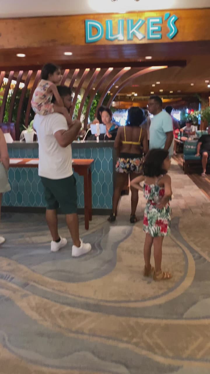 Video review of Duke's Waikiki