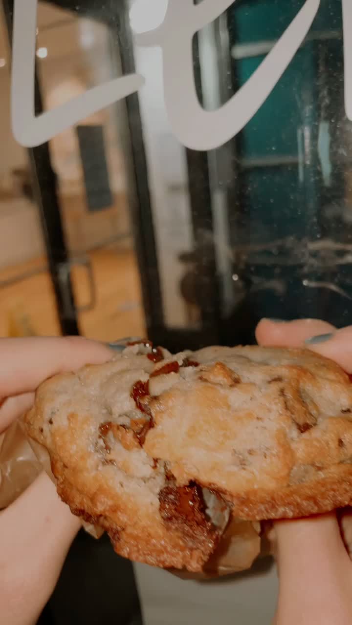 Video review of Levain Bakery