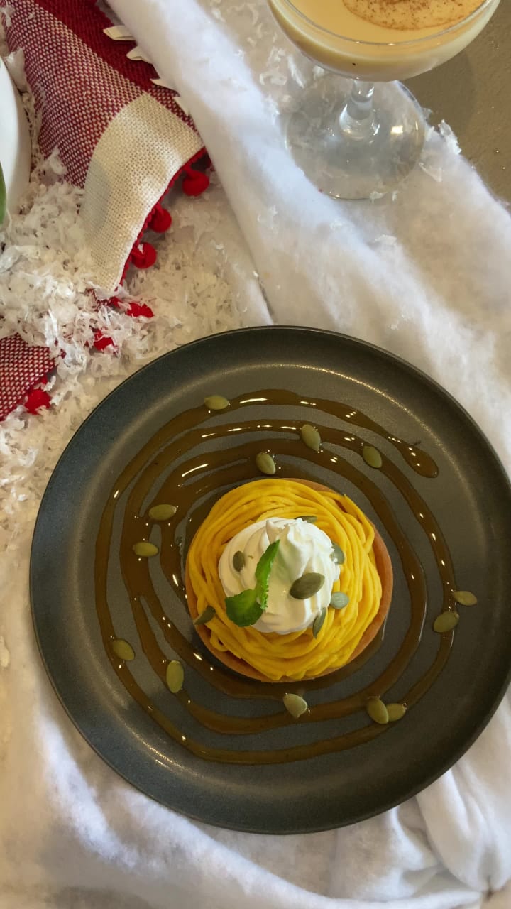 DECK. at Queen KapiÊ»olani Hotel