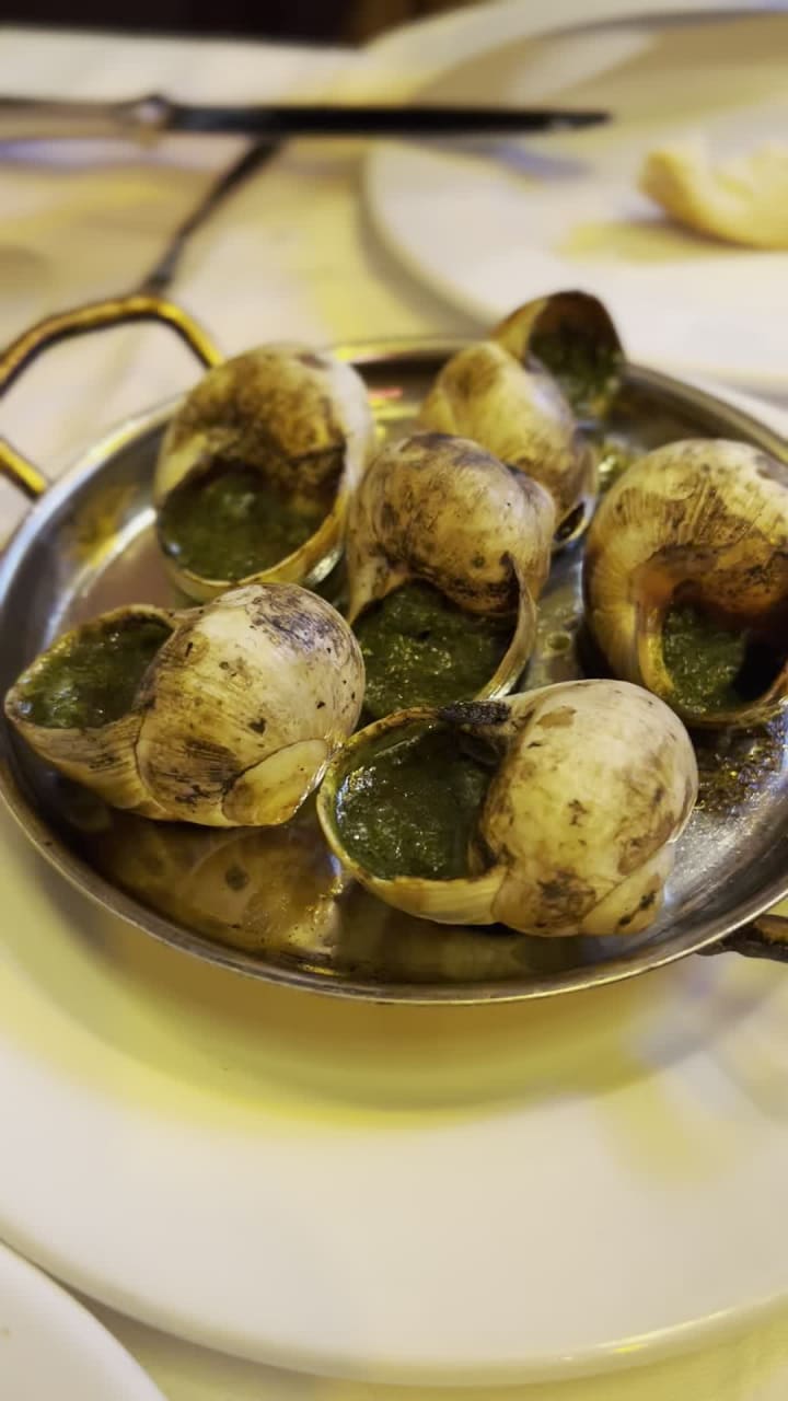 Video review of Chez André