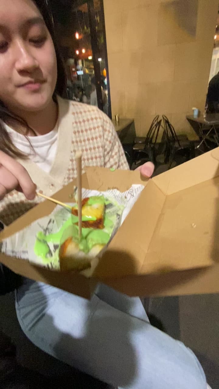 Show Nom (by Show Neau)