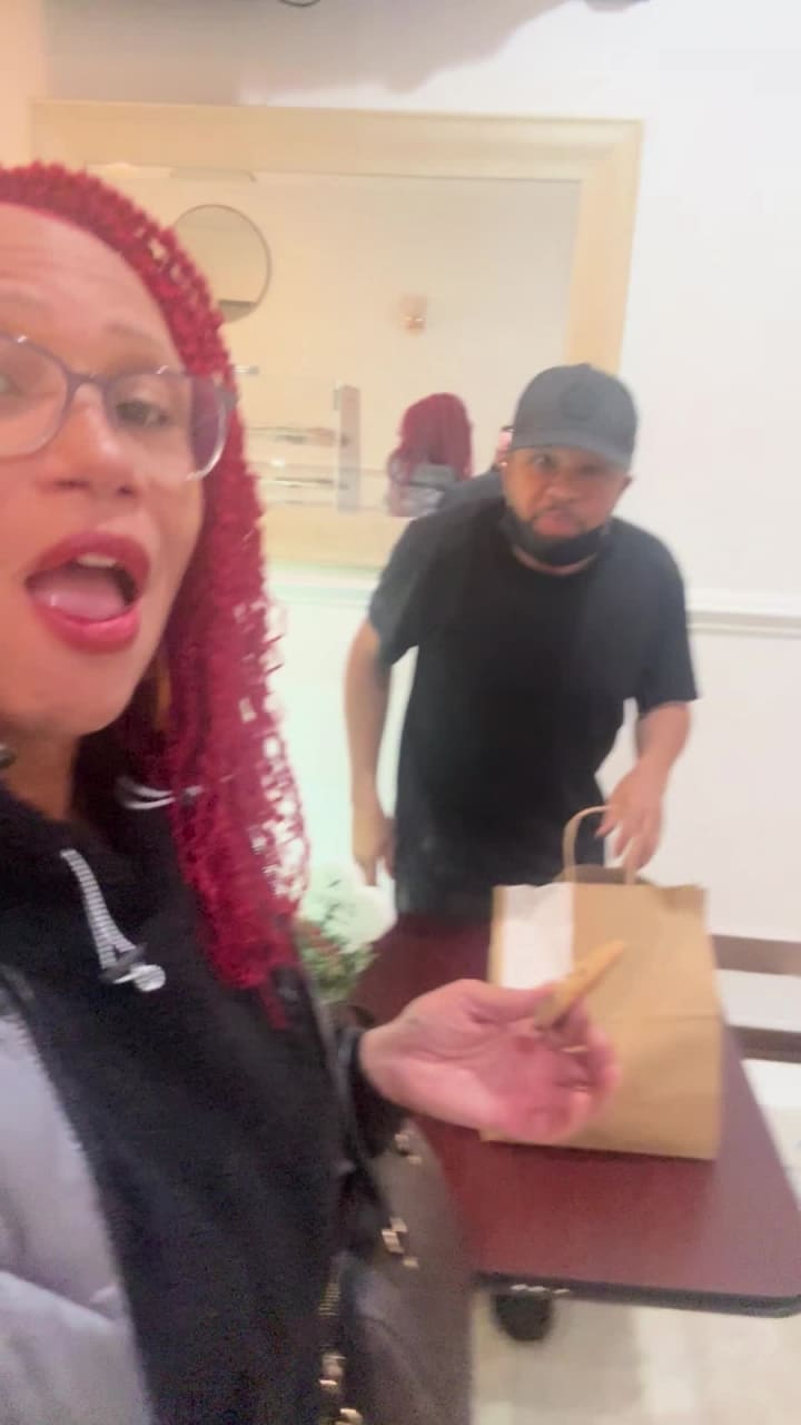 In A Minute Cafe Lounge