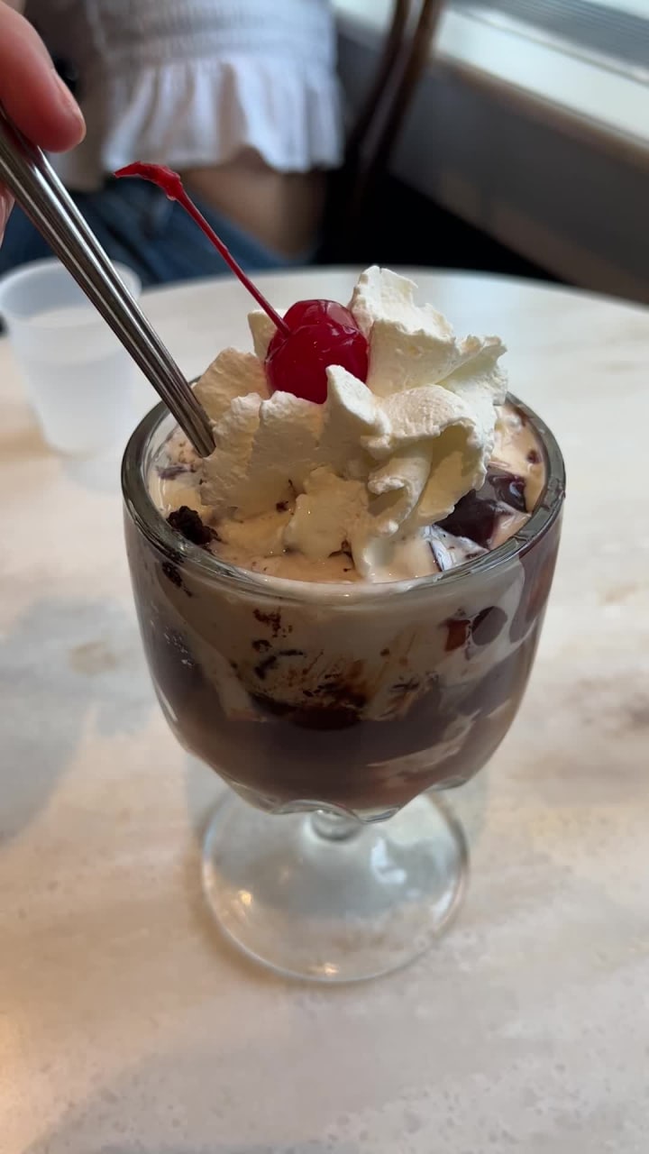 Video review of Ghirardelli Ice Cream & Chocolate Shop