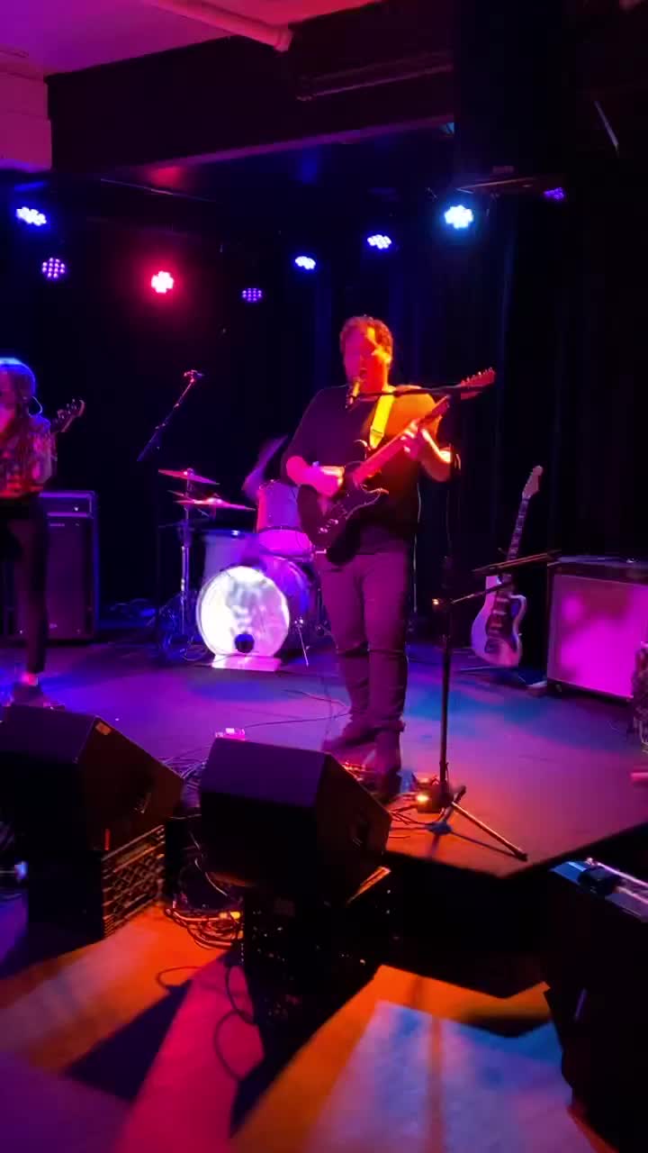 Video review of Club Cafe