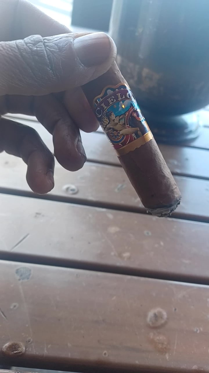 Video review of Corona Cigar Company & Drew Estate Lounge