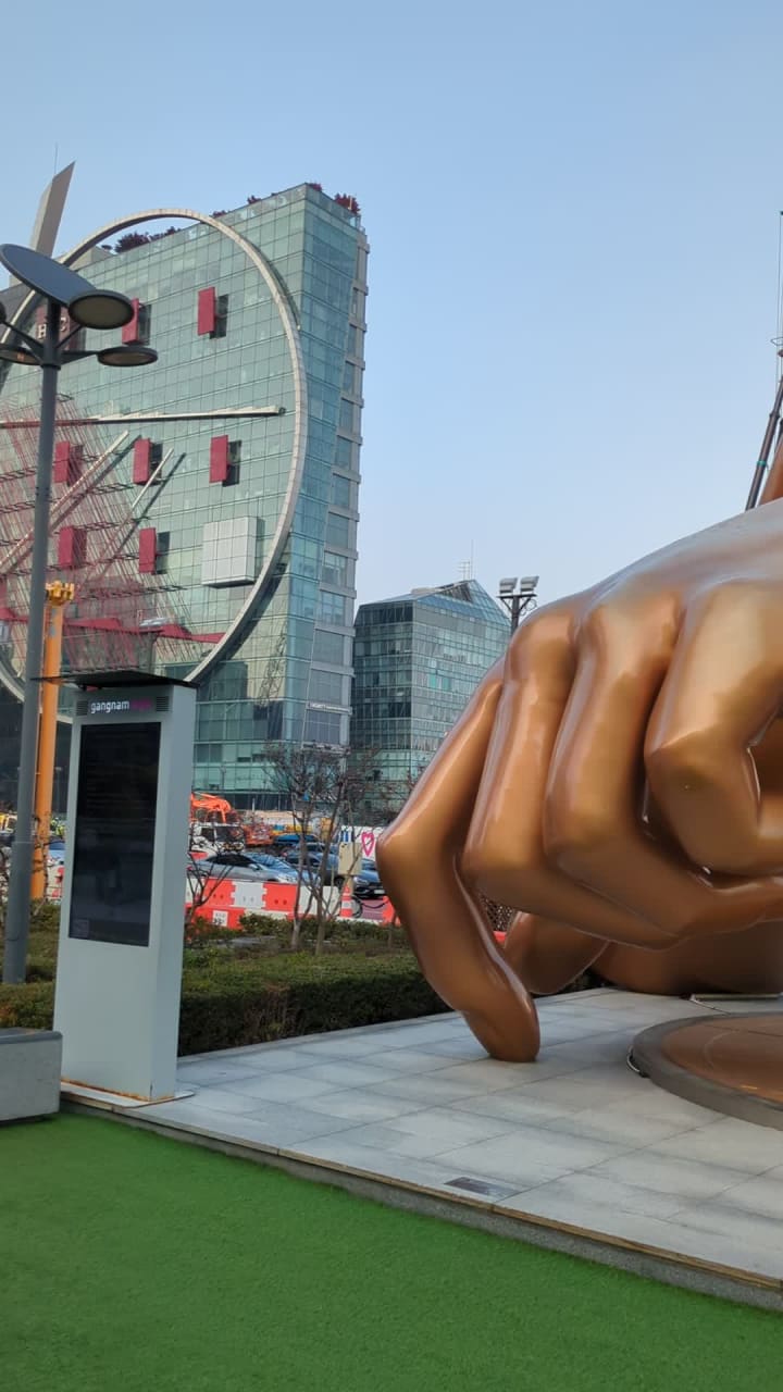 Video review of Gangnam Style Sculpture (강남스타일)