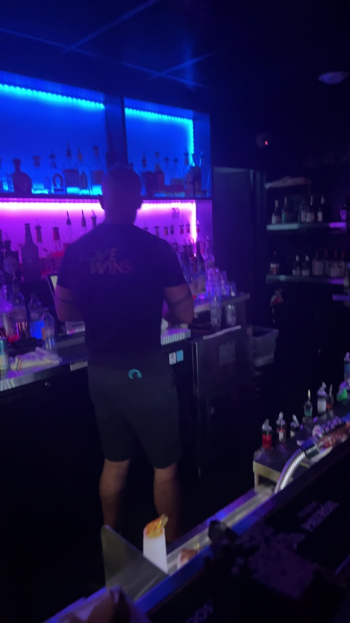 Video review of Club Café