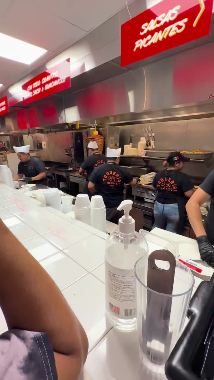 Taqueria 10 De 10 + Rey Rey Bar