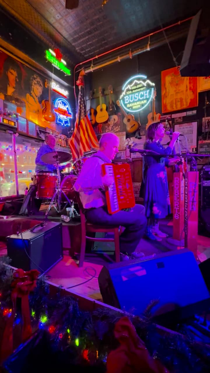 Video review of Robert's Western World