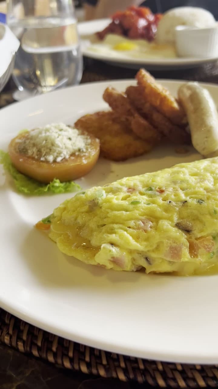 Video review of Le Bar