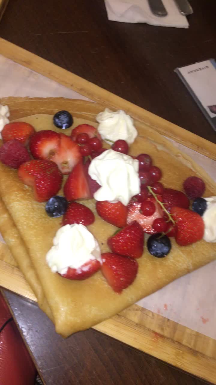 Video review of La Crème de Paris