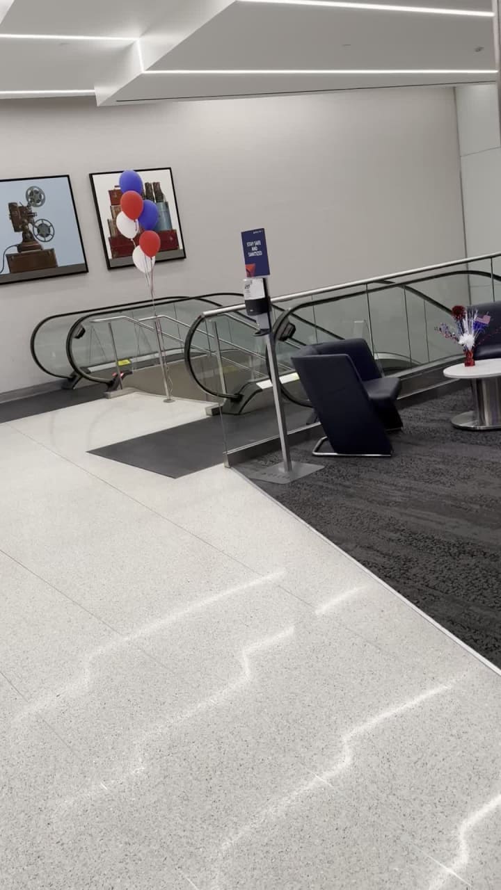 Video review of Delta Sky Club
