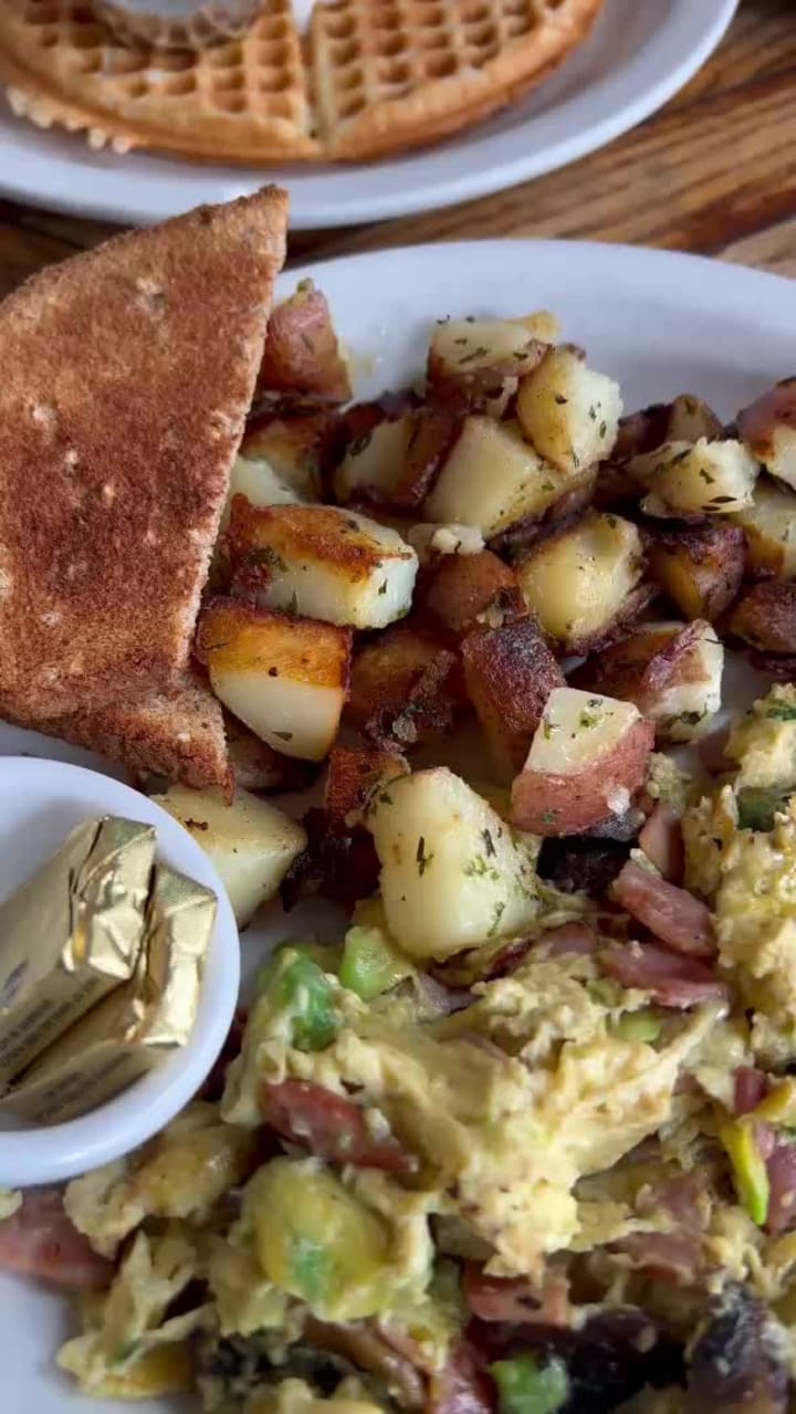 Lynn & Lu's Escapade Cafe