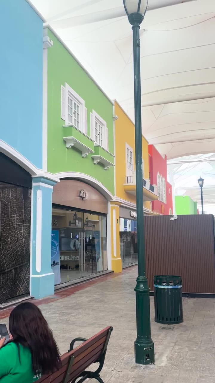 Video review of La Isla Shopping Village