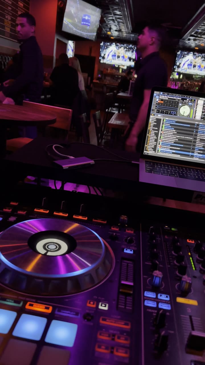 Henry's Sports Bar & Grill