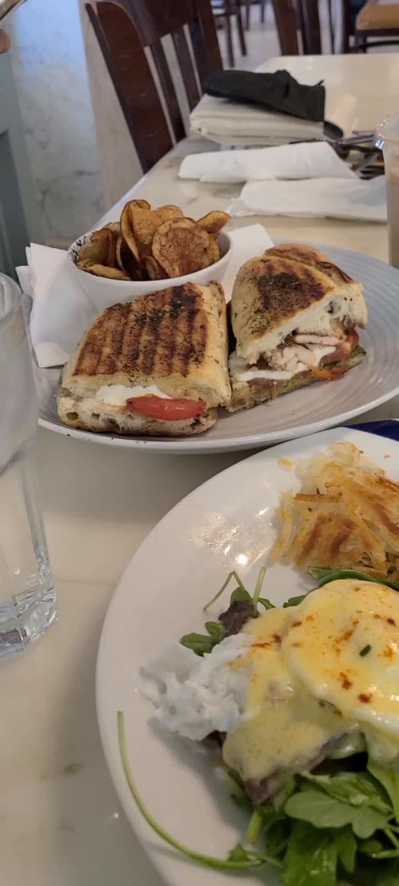 Video review of Leoné Café