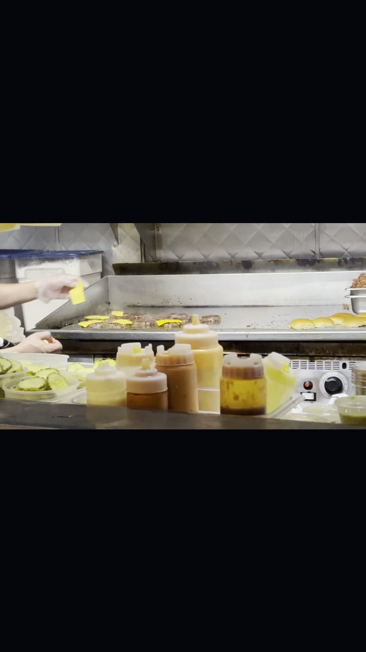 Video review of Harry's Bar & Burger