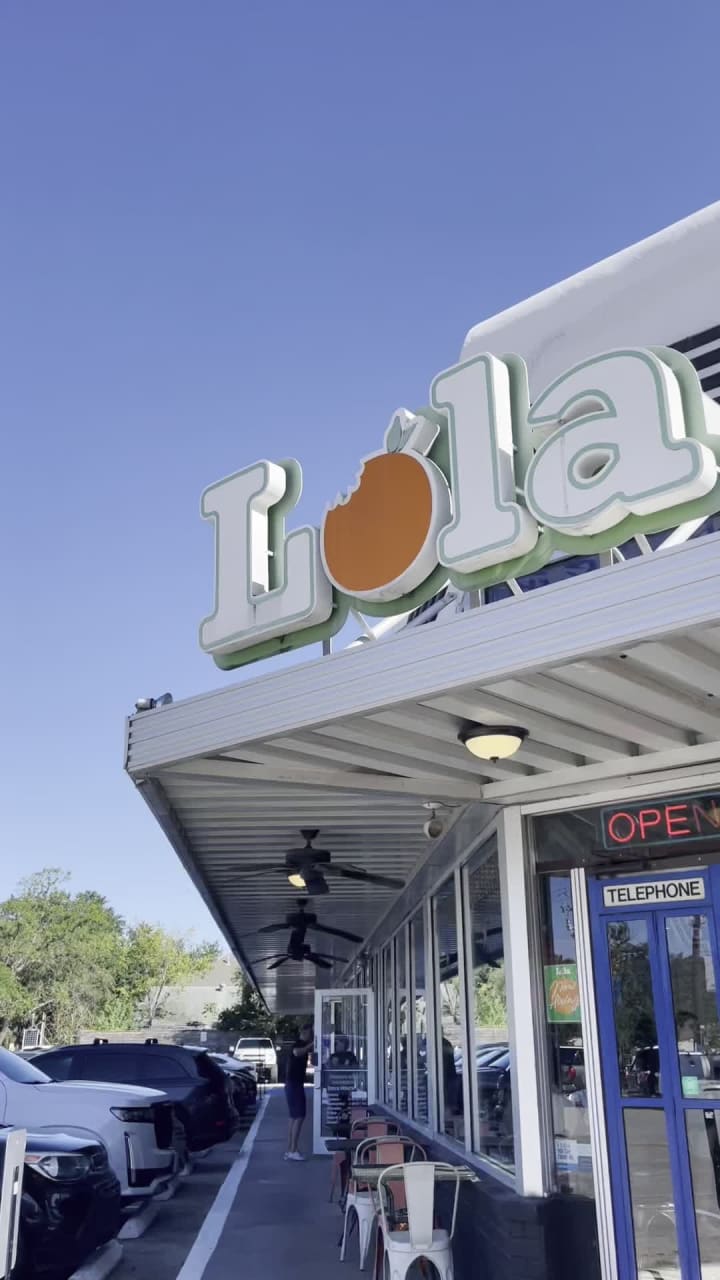 Video review of Lola