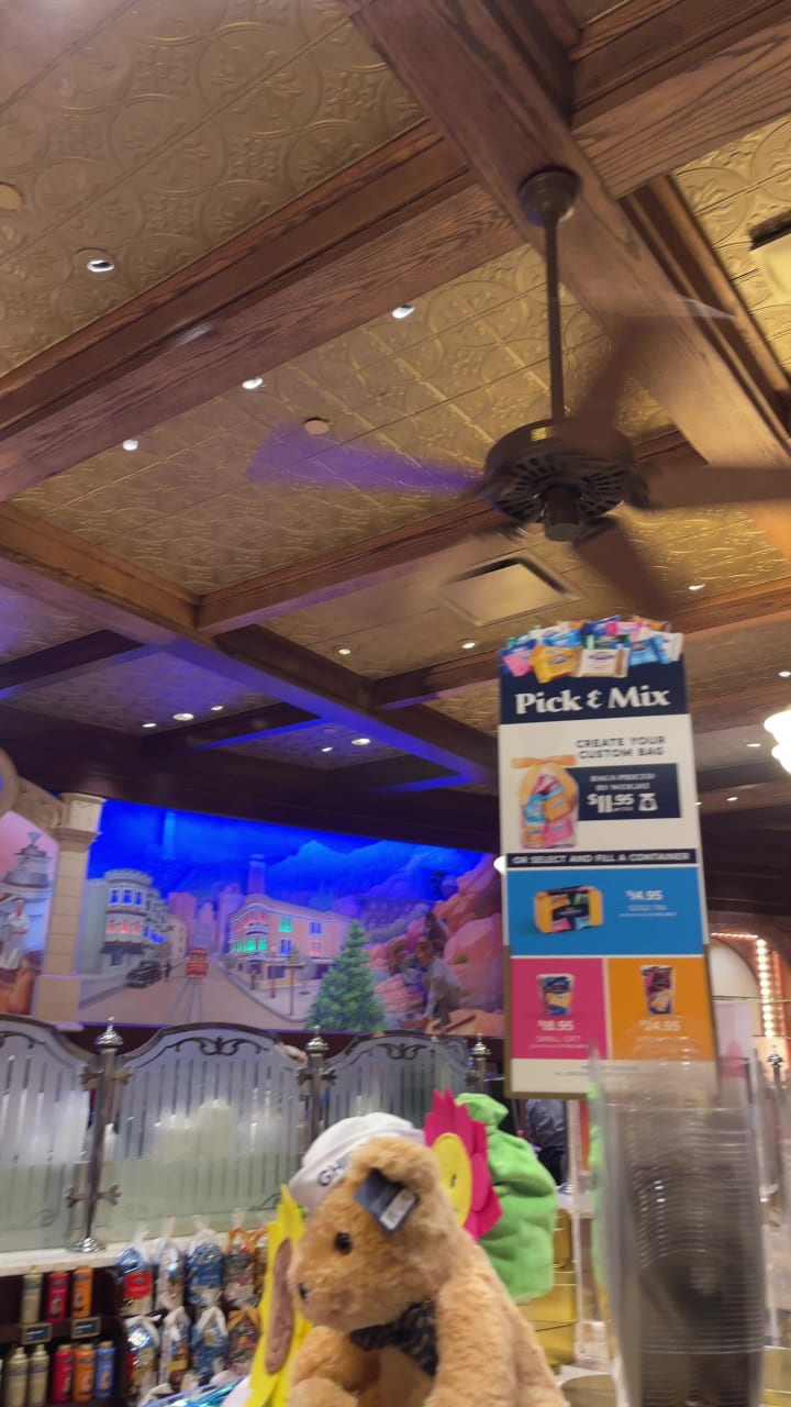 Video review of Ghirardelli Soda Fountain & Chocolate Shop