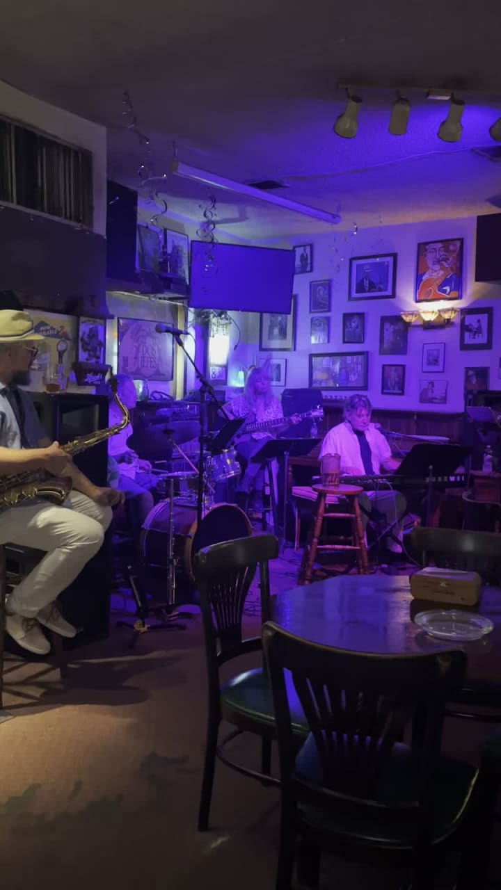 Video review of Dos Jefes Uptown Cigar Bar